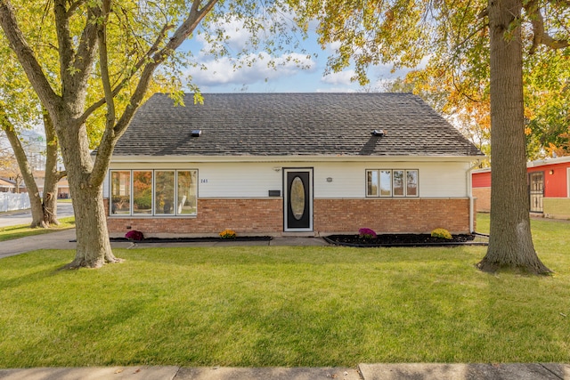 view of front of property featuring a front yard