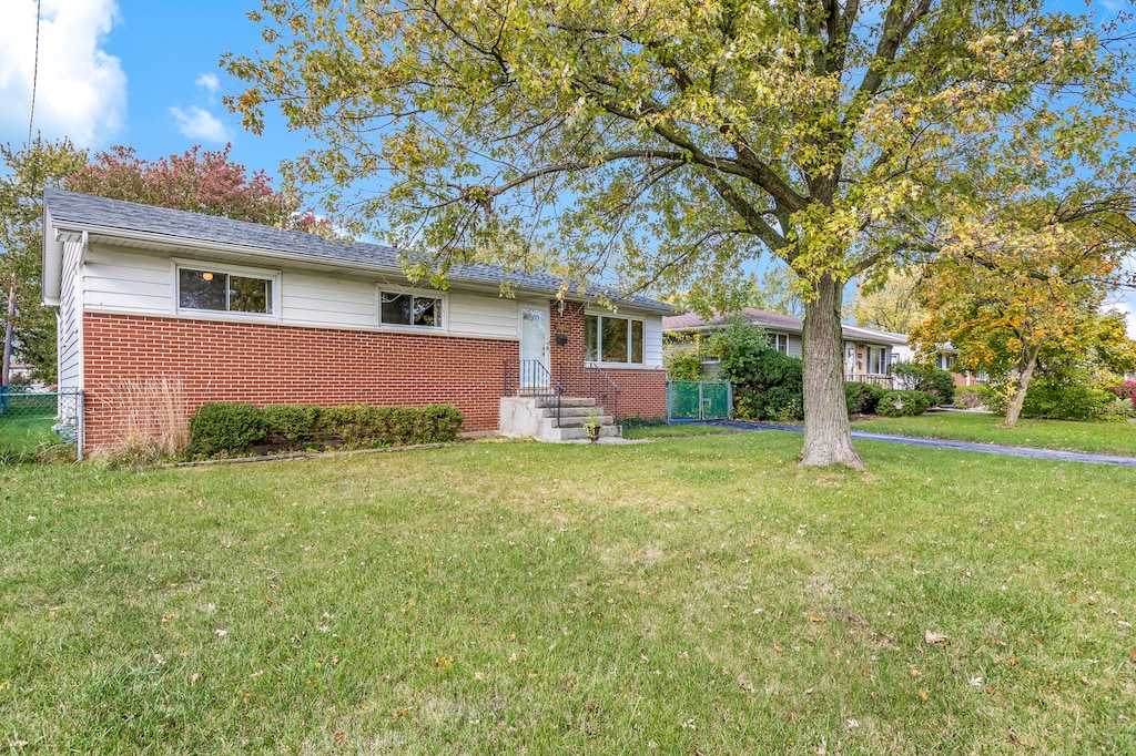 single story home featuring a front lawn