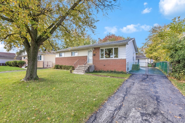 view of front of house featuring a front lawn