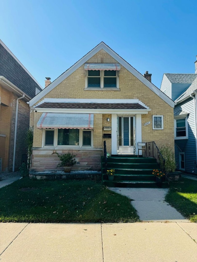 view of front of house featuring a front lawn