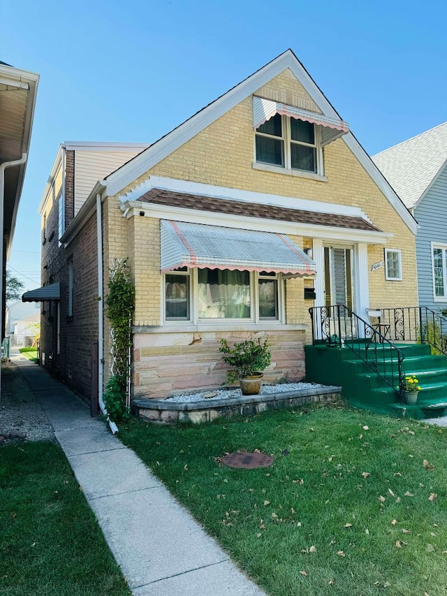 view of front of property with a front yard