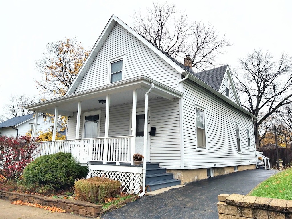 view of front facade with a porch