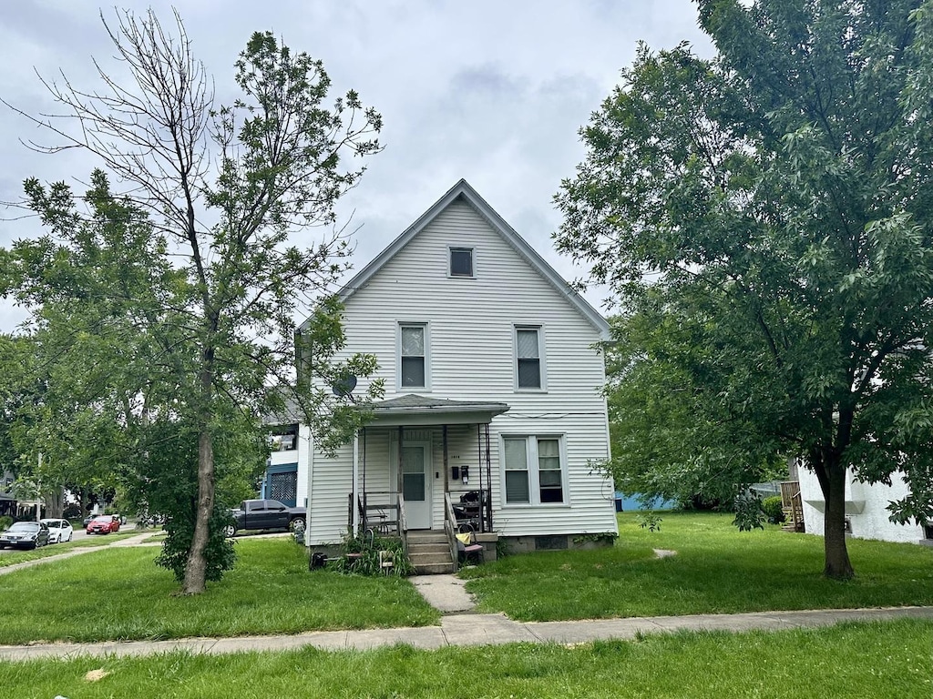 1019 E Bourbonnais St, Kankakee, IL 60901 - view of front facade with a front yard and a porch