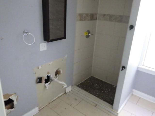 7732 S Muskegon Ave, Chicago, IL 60649 - full bath featuring a tile shower, tile patterned flooring, and baseboards