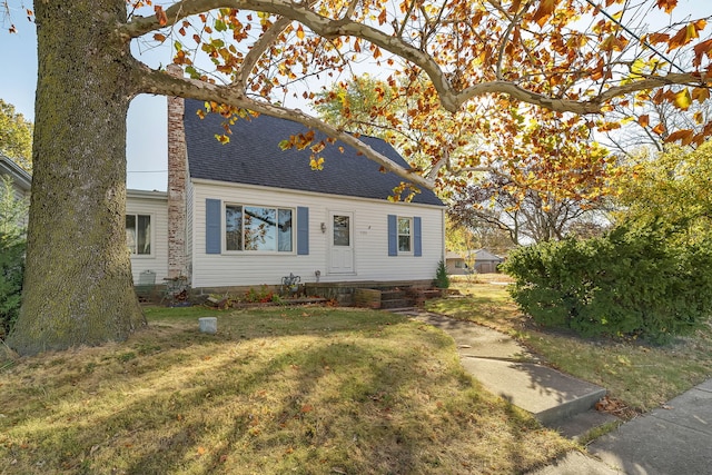 view of front facade featuring a front lawn