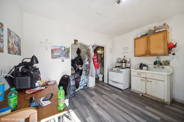 kitchen with sink, dark wood-type flooring, and white gas range oven