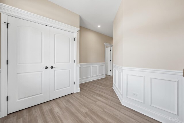 spare room featuring an inviting chandelier and carpet flooring