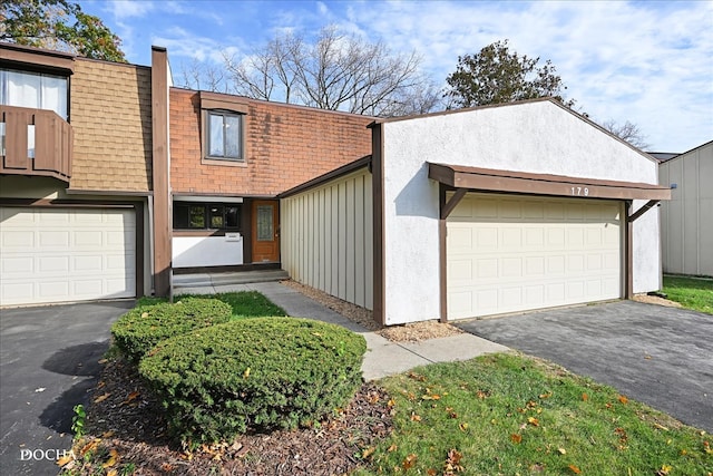 view of front facade featuring a garage