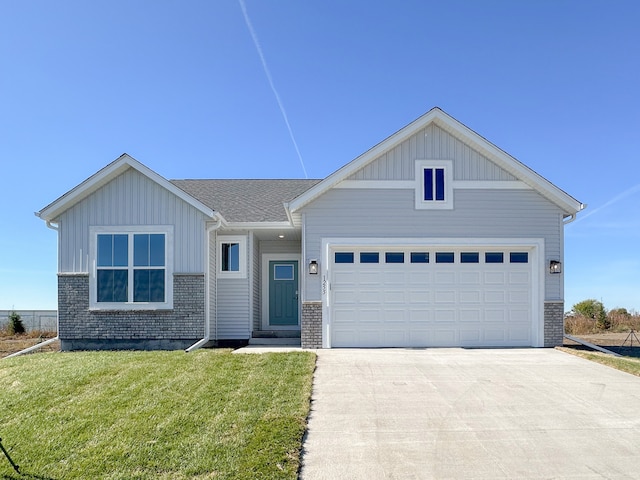 view of front of home featuring a front lawn and a garage