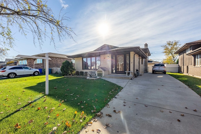 view of front of home featuring a front lawn