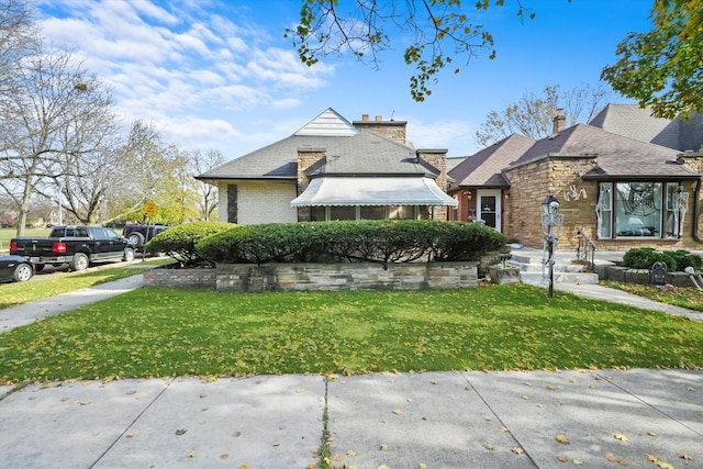 view of front of house featuring a front lawn