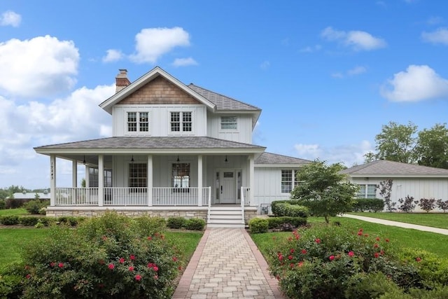 view of front of property with a front lawn and covered porch