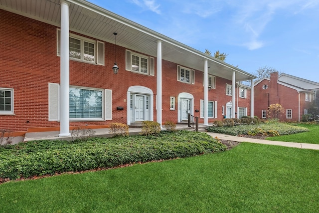 view of front of property featuring a front yard