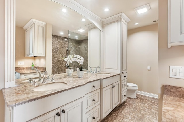 27 N Tower Rd Unit 27, Oak Brook, IL 60523 - bathroom featuring tiled shower, toilet, double vanity, baseboards, and recessed lighting