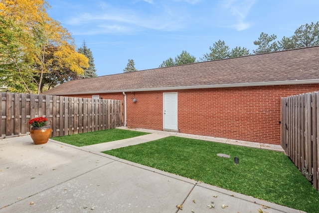 view of yard featuring a patio area