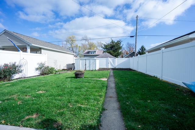 view of yard featuring a storage shed