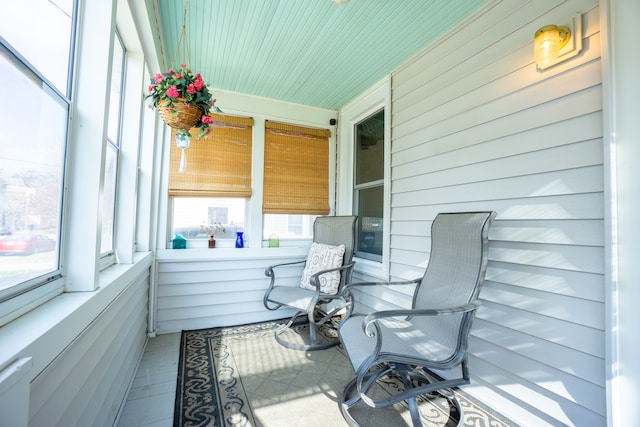 sunroom / solarium featuring a jacuzzi