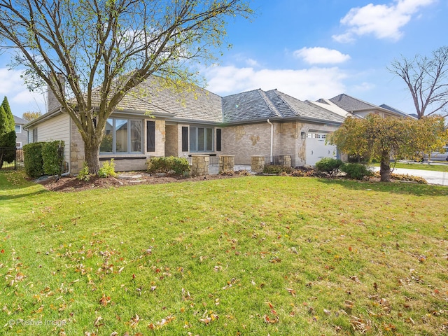 view of front of property with a front yard