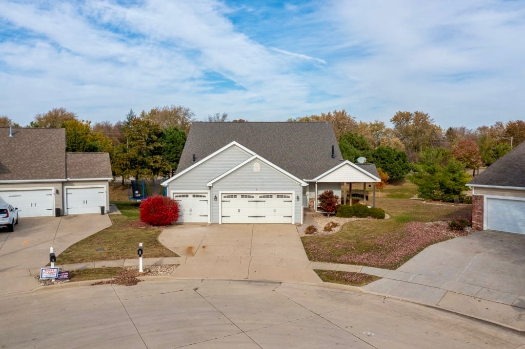 view of front facade featuring a front yard and a garage