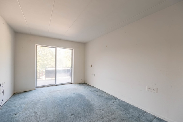 unfurnished room featuring carpet floors