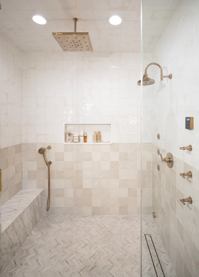 bathroom featuring a tile shower