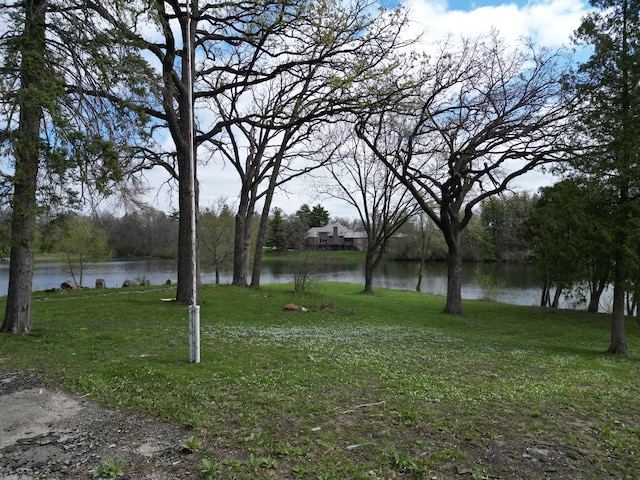 view of yard featuring a water view