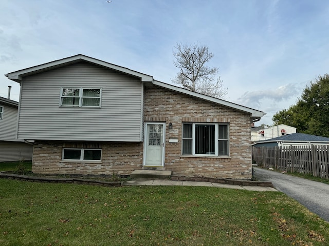 view of front of house featuring a front yard