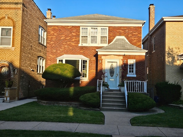 view of front of property with a front lawn