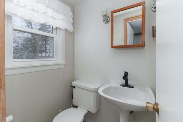 bathroom featuring toilet and sink