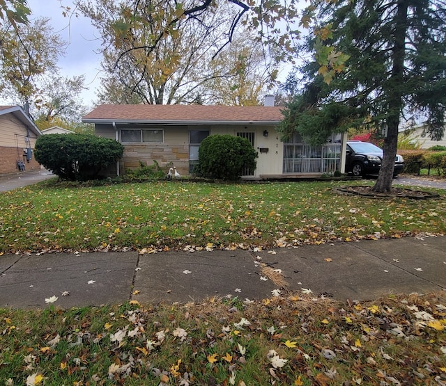 view of front facade with a front yard