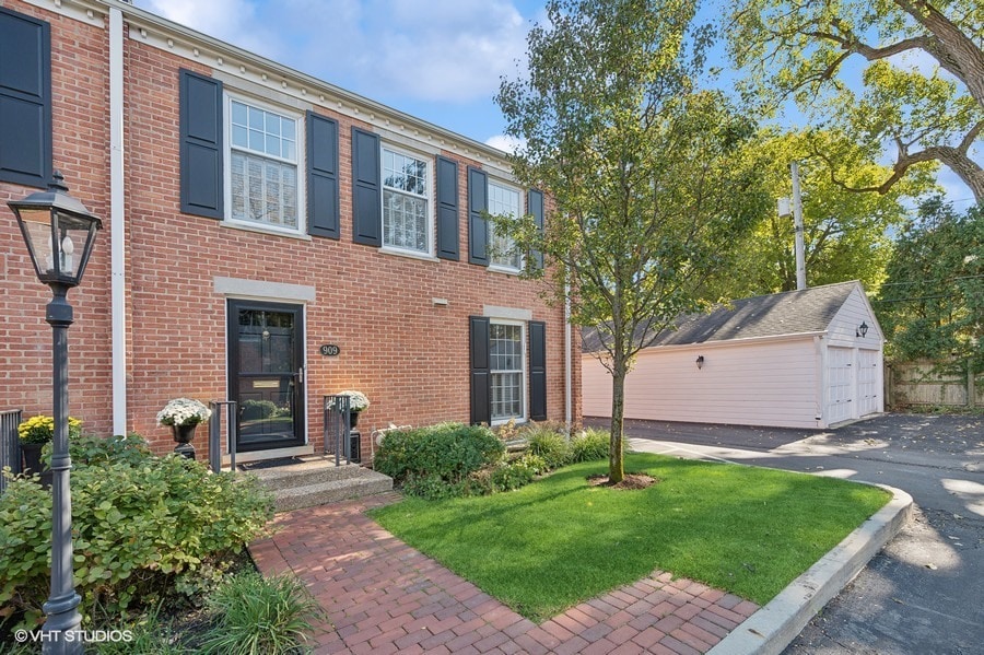 view of front of home featuring a front yard, a garage, and an outdoor structure