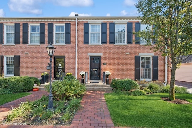 view of front facade featuring a front lawn