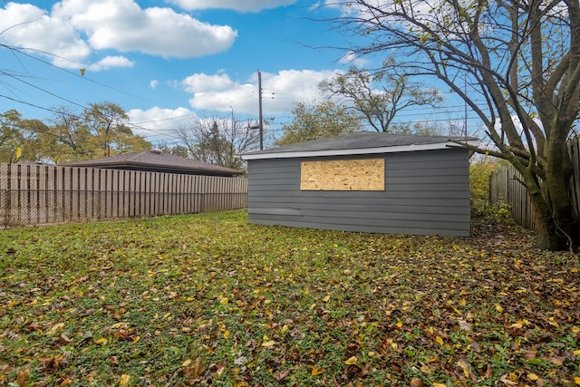 view of yard with a storage unit