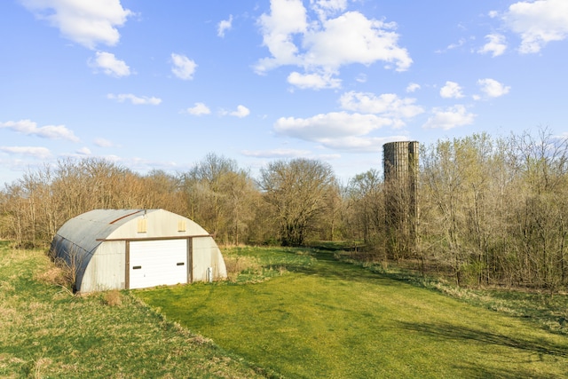 view of yard with an outdoor structure