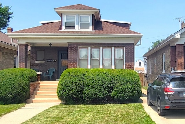 bungalow featuring a front lawn