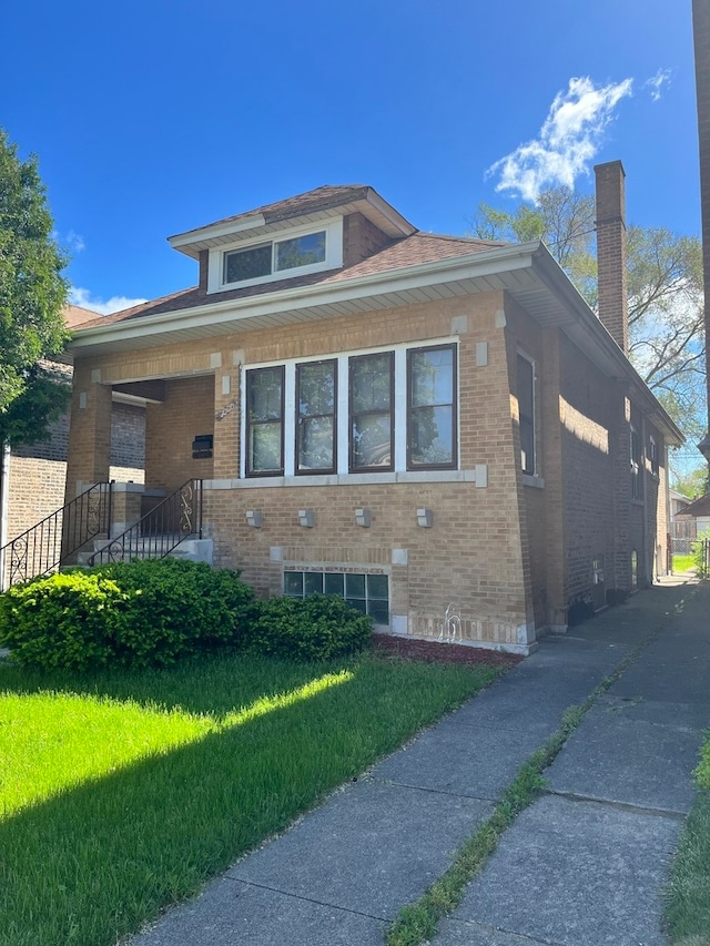 view of front of property featuring a front lawn