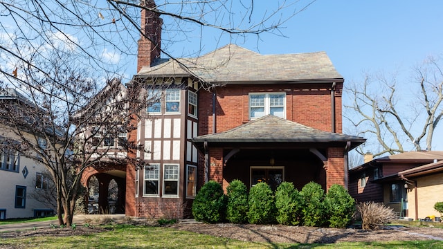 view of front facade with a front lawn