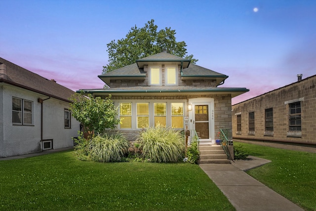 view of front of property featuring a yard