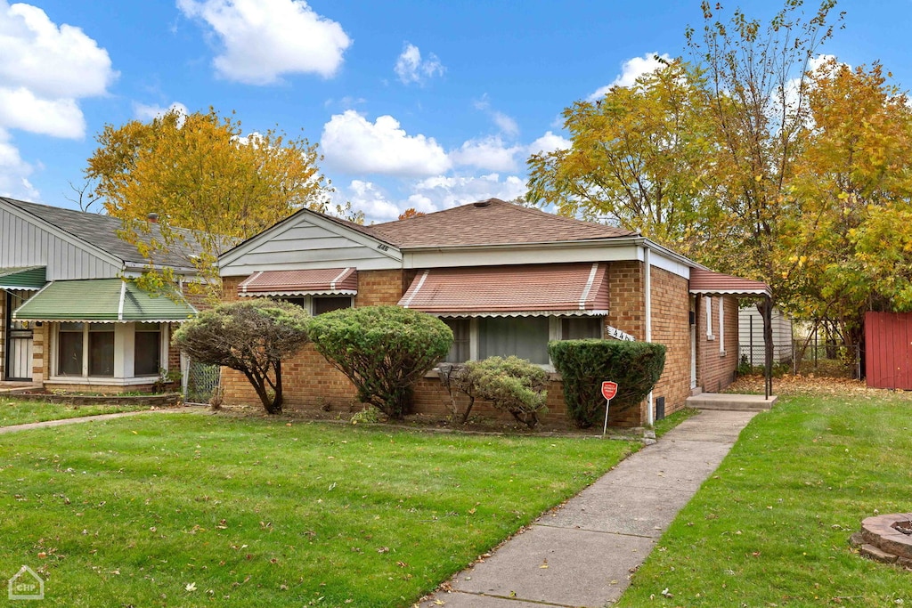 view of front of house with a front lawn