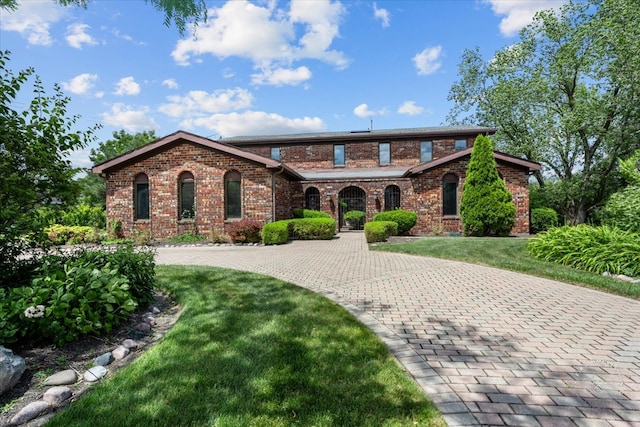 view of front facade featuring a front yard