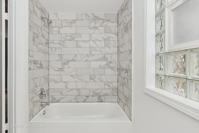 bathroom featuring tiled shower / bath