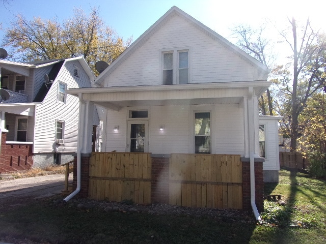 view of front of home featuring a porch