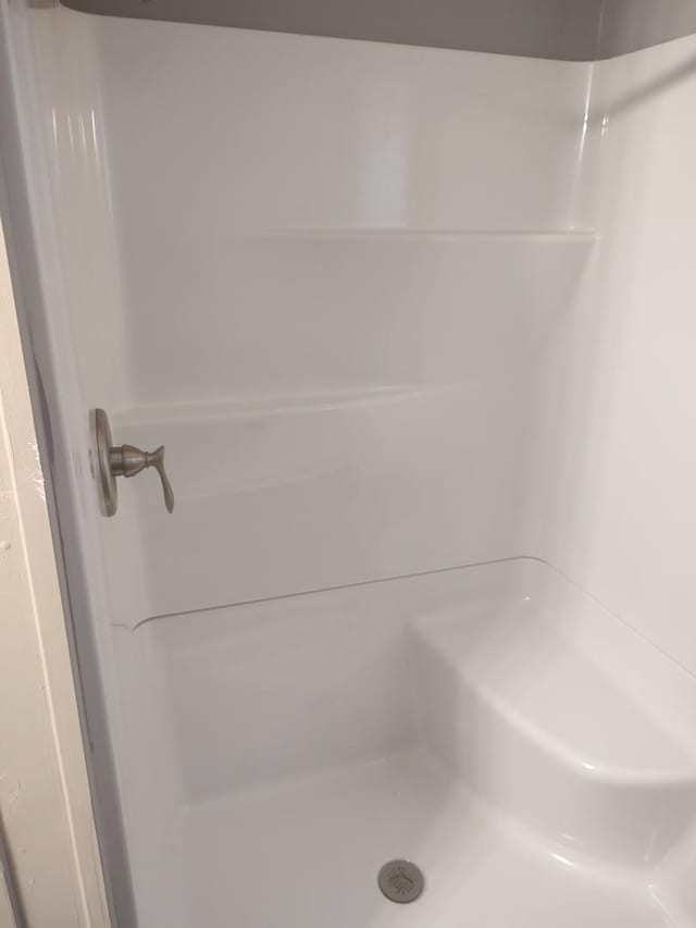 706 W Front, Bloomington, IL 61701 - bathroom with a shower
