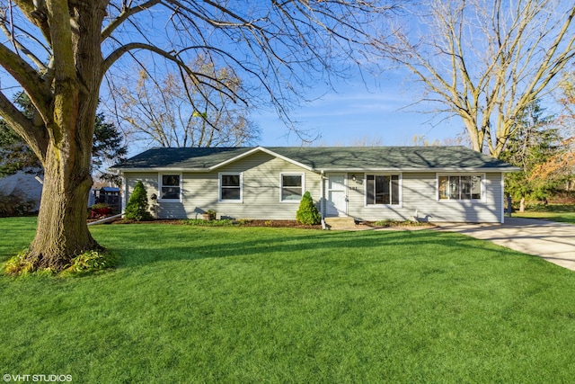 ranch-style house featuring a front yard