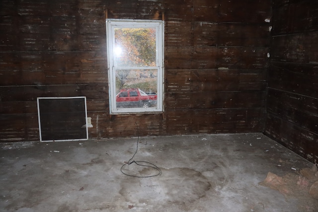 empty room featuring concrete flooring