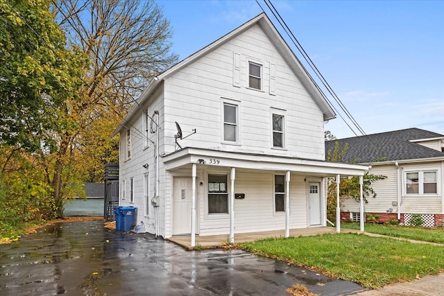 view of front facade featuring a front yard and a porch