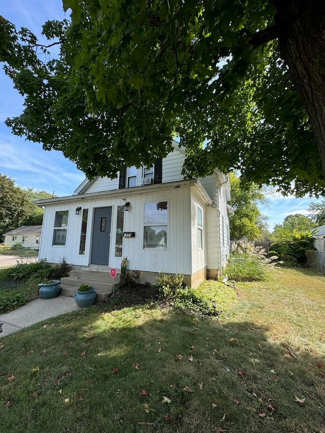 view of front facade with a front lawn