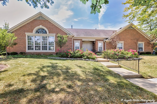 ranch-style house featuring a front lawn