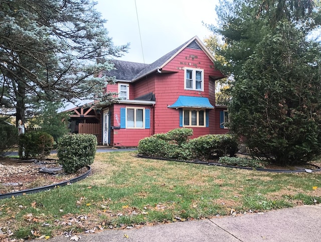 view of front facade featuring a front lawn