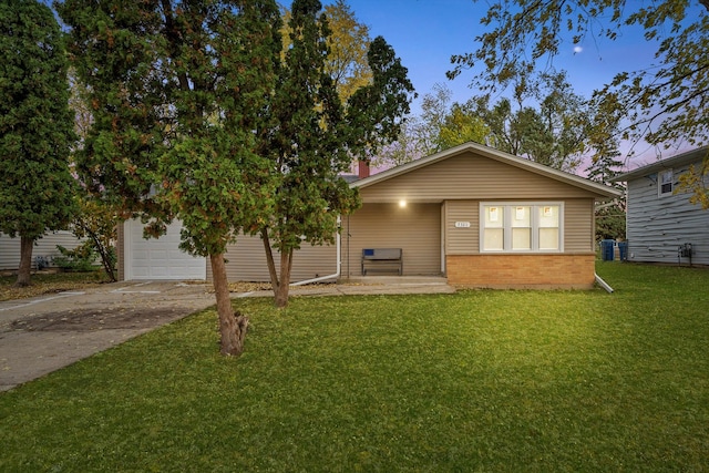 view of front facade featuring a yard and a garage